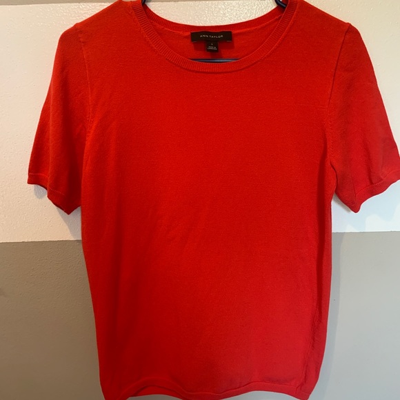 Ann Taylor Tops - Ann Taylor short sleeve crew neck top women’s size S in Red